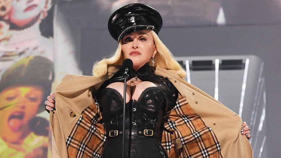 Madonna kla Instagram toe vir die verwydering van liggaamsfoto, noem beweging 'seksisme': Dit 'voed die baba!’