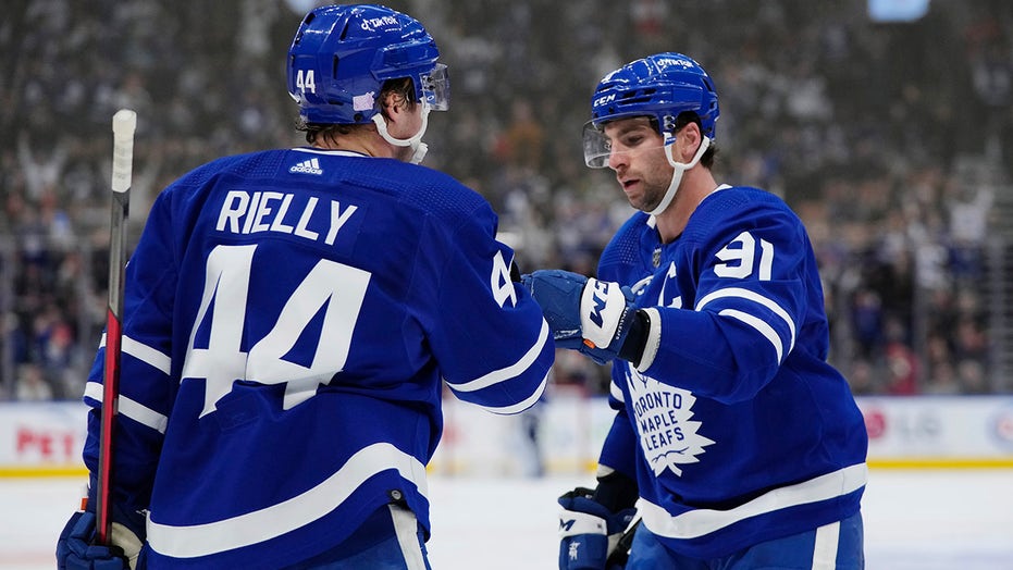 Rielly scores 2 doelwitte, red-hot Maple Leafs top Rangers 2-1