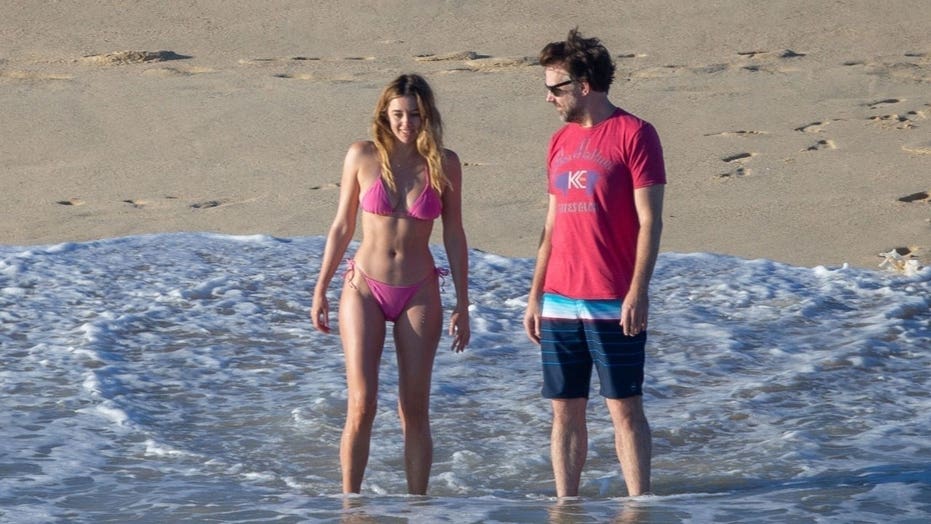 Jason Sudeikis spotted out with model Keeley Hazell during beach trip