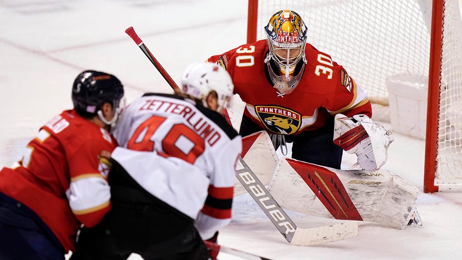 Knight makes 45 ahorra, Panthers beat Devils 4-1