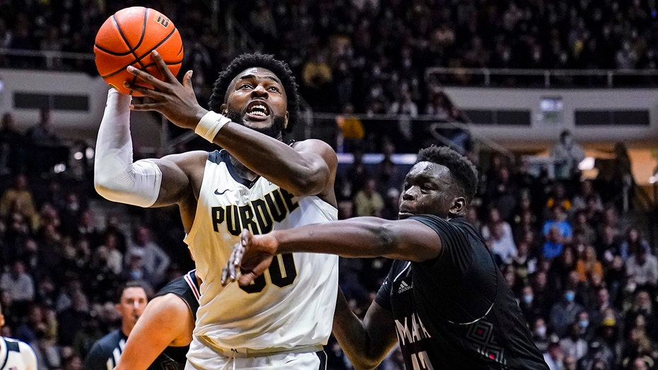 No. 3 Purdue takes inside track to blow out Omaha 97-40