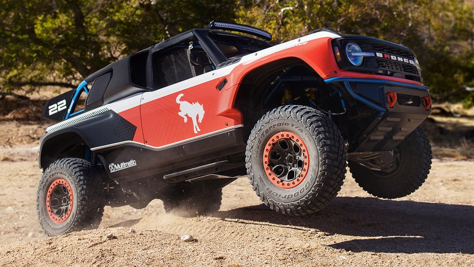 $  250,0000 Ford Bronco DR debuta en el desierto con potencia V8