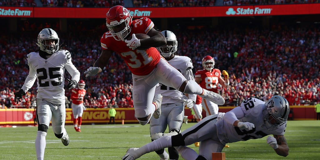 Chiefs score 5 touchdowns after Raiders break huddle on logo, Kansas City  leads 35-3 at halftime