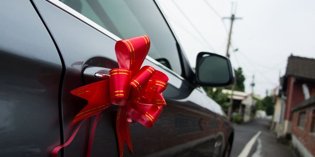 Christmas car decorations: What you need to know to be stylish and safe