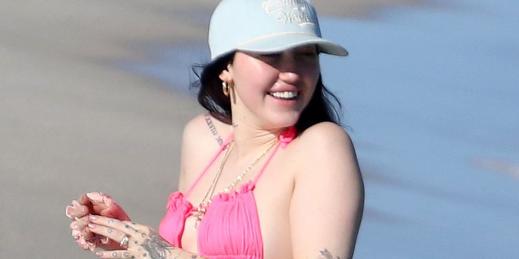 Noah Cyrus hits the beach in hot pink bikini ahead of sister