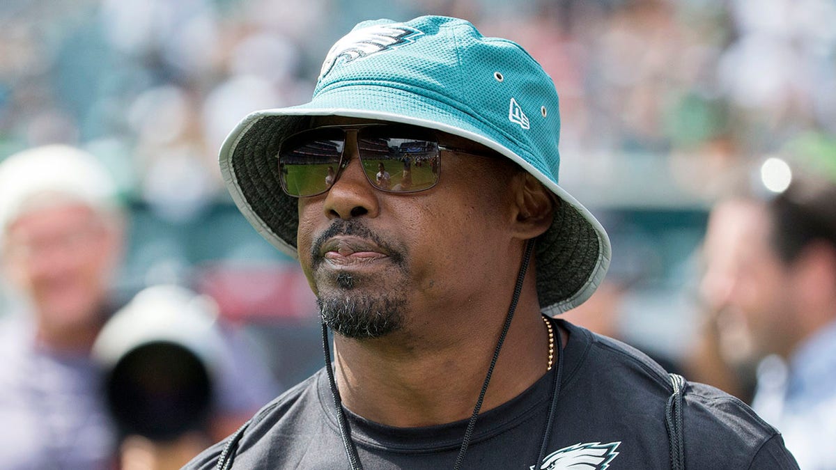 Brian Dawkins berjalan di lapangan