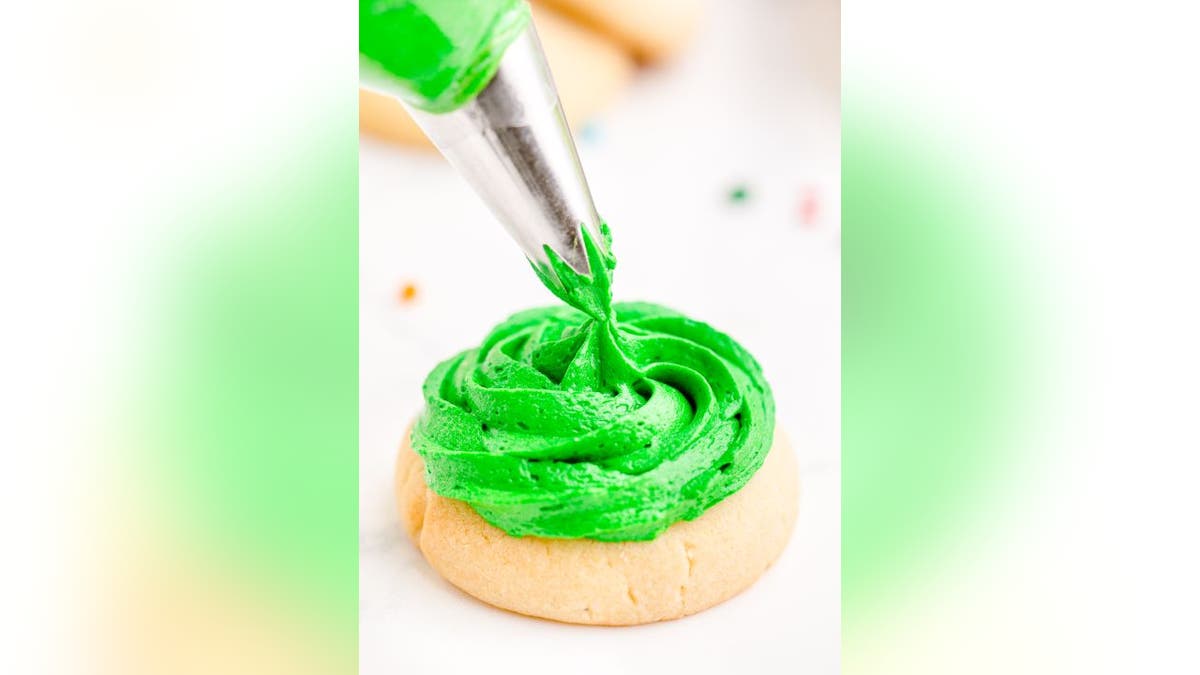 Cookie frosting piping