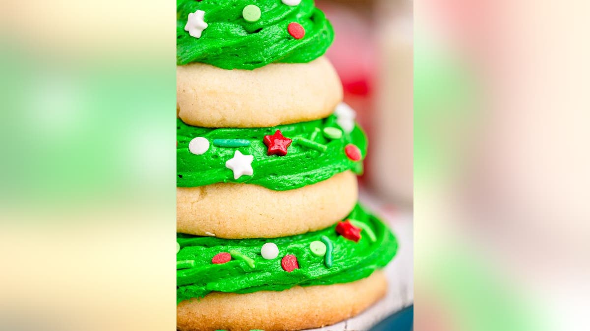 Use the frosting to "glue" together the cookies to make a Christmas tree.