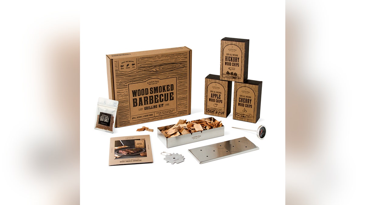 Cooking Gift Set Co. 8-Piece Wood Smoked BBQ Kit (Cooking Gift Set Co.)