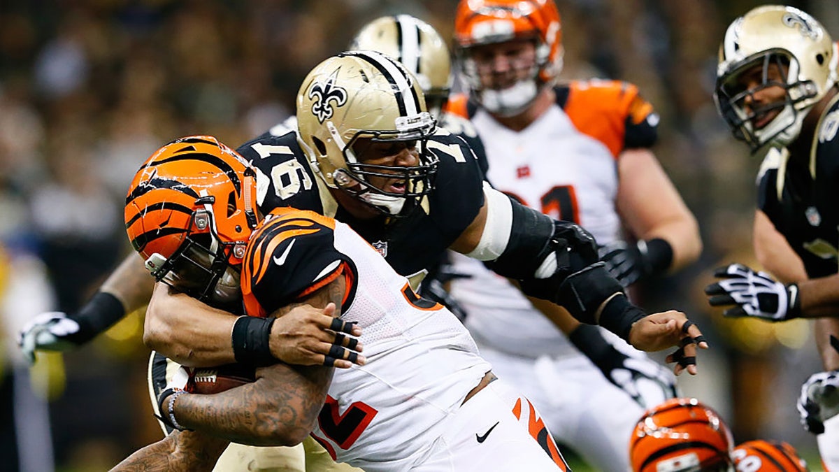 Glenn Foster tackles vs the Bengals