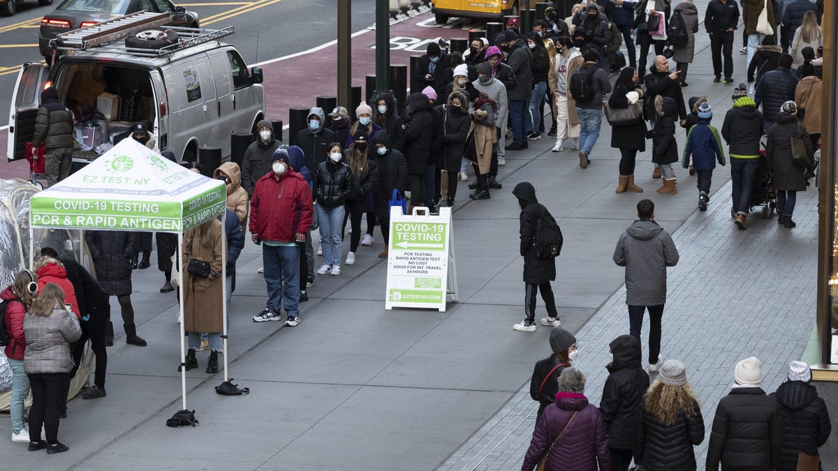 Line outside COVID-19 testing site in NYC in Midtown Manhattan amid omicron surge