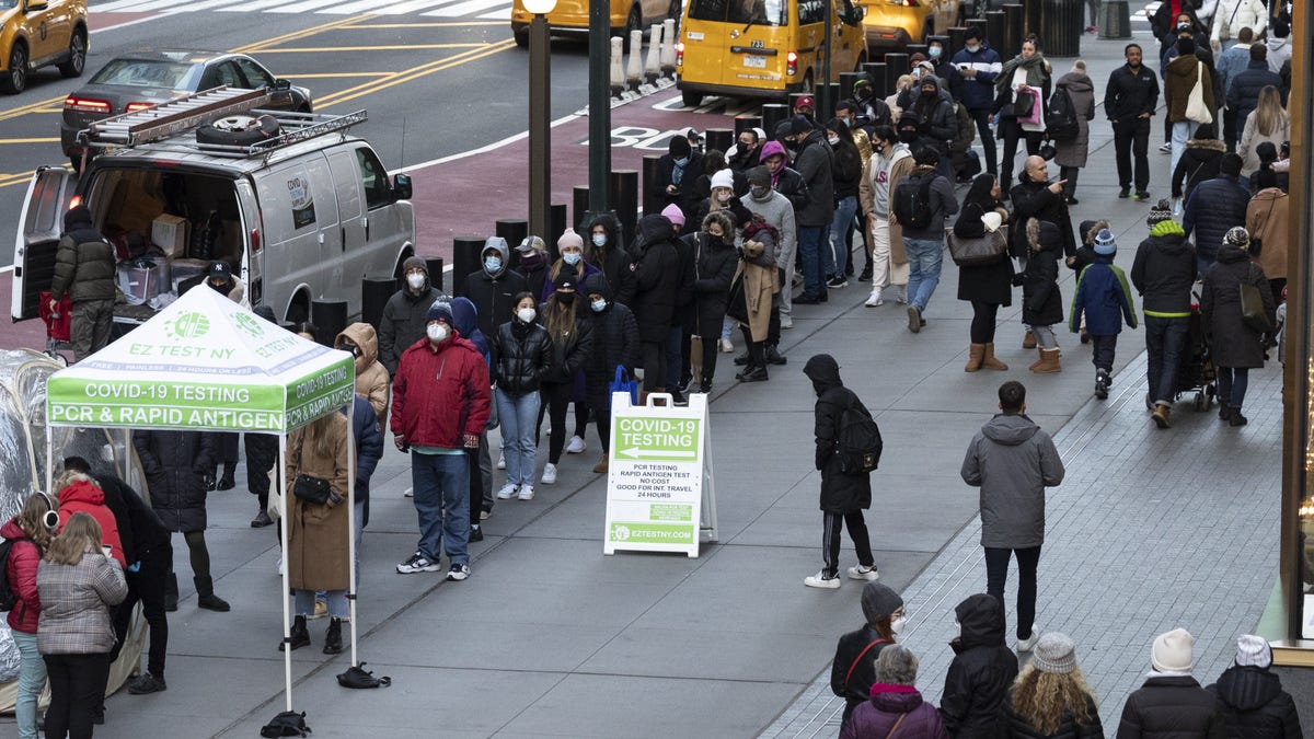 Line outside COVID-19 testing site in NYC in Midtown Manhattan amid omicron surge