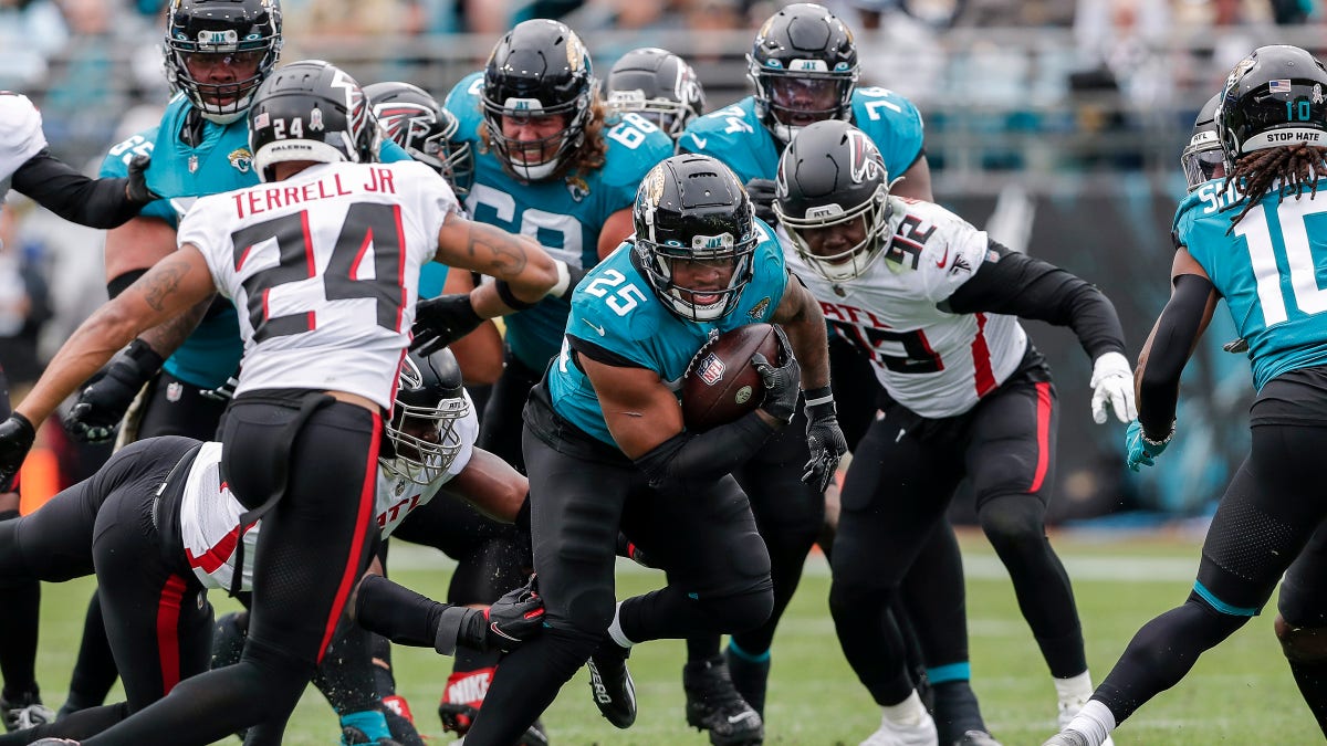 JACKSONVILLE, FL - NOVEMBER 28: Runningback James Robinson #25 of the Jacksonville Jaguars on a running play during the game against the Atlanta Falcons at TIAA Bank Field on November 28, 2021 in Jacksonville, Florida. The Falcons defeated the Jaguars 21 to 14. 
