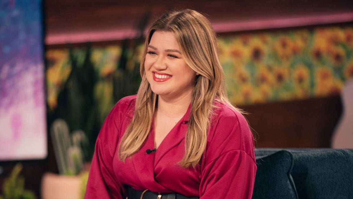 Kelly Clarkson smiling