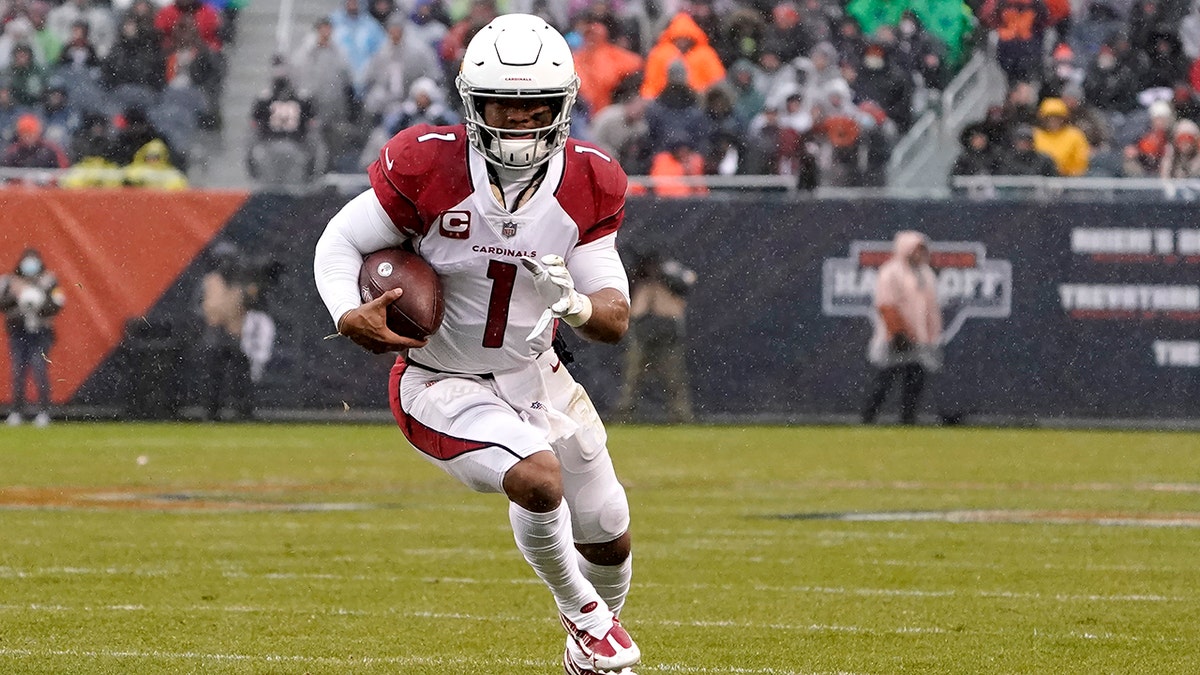 Kyler Murray carries the ball