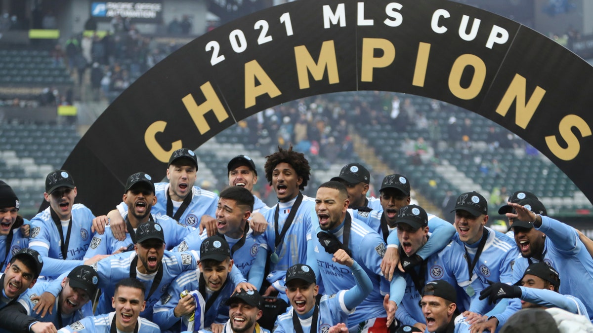 Los jugadores del New York City FC festejan tras ganar la final de la MLS, por penales ante los Timbers de Portland, el sábado 11 de diciembre de 2021 (AP Foto/Amanda Loman)