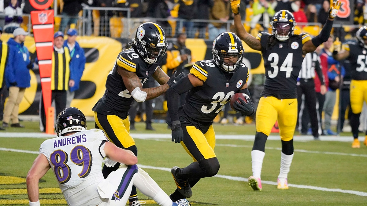 Depleted Ravens fall to Pack, 31-30, when late 2-point attempt fails