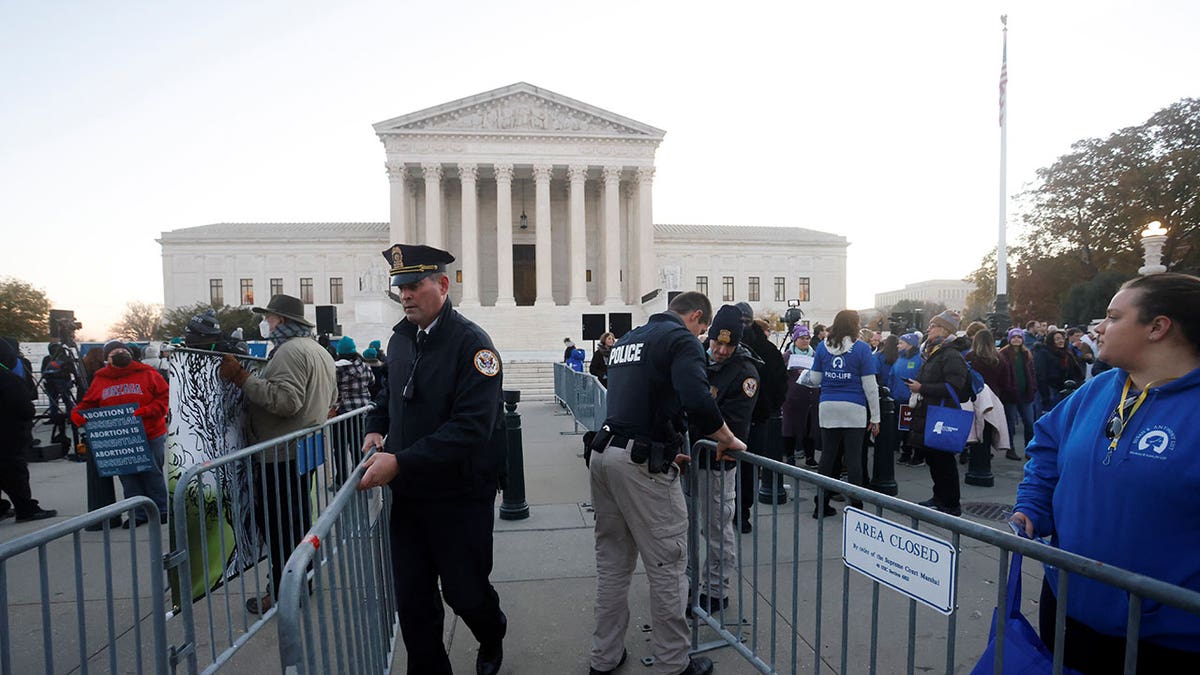 Supreme Court Police officers erect a barrier between anti-abortion and pro-abortion rights protesters 