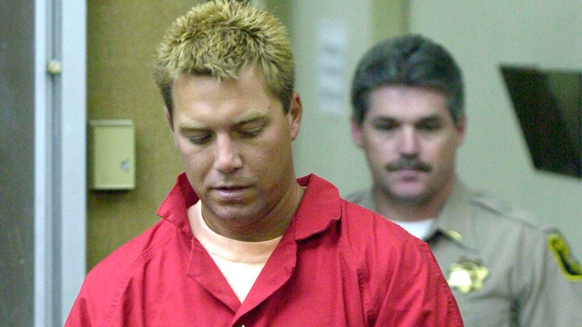 Scott Peterson is led into Stanislaus County Superior Court for arraignment in the deaths of his wife Laci Peterson and unborn son, Conner