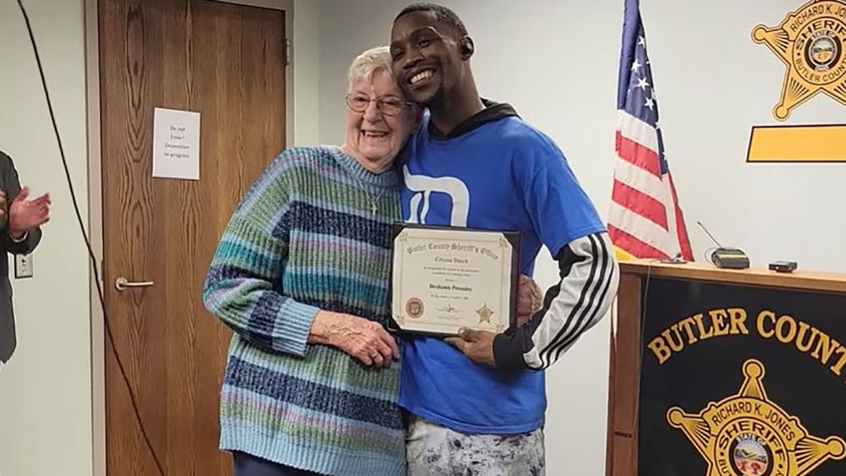 A good Samaritan in Ohio received an award Thursday after he answered an 87-year-old woman’s calls for help at a Kroger grocery store when a man snatched her purse in the checkout line earlier this month. 