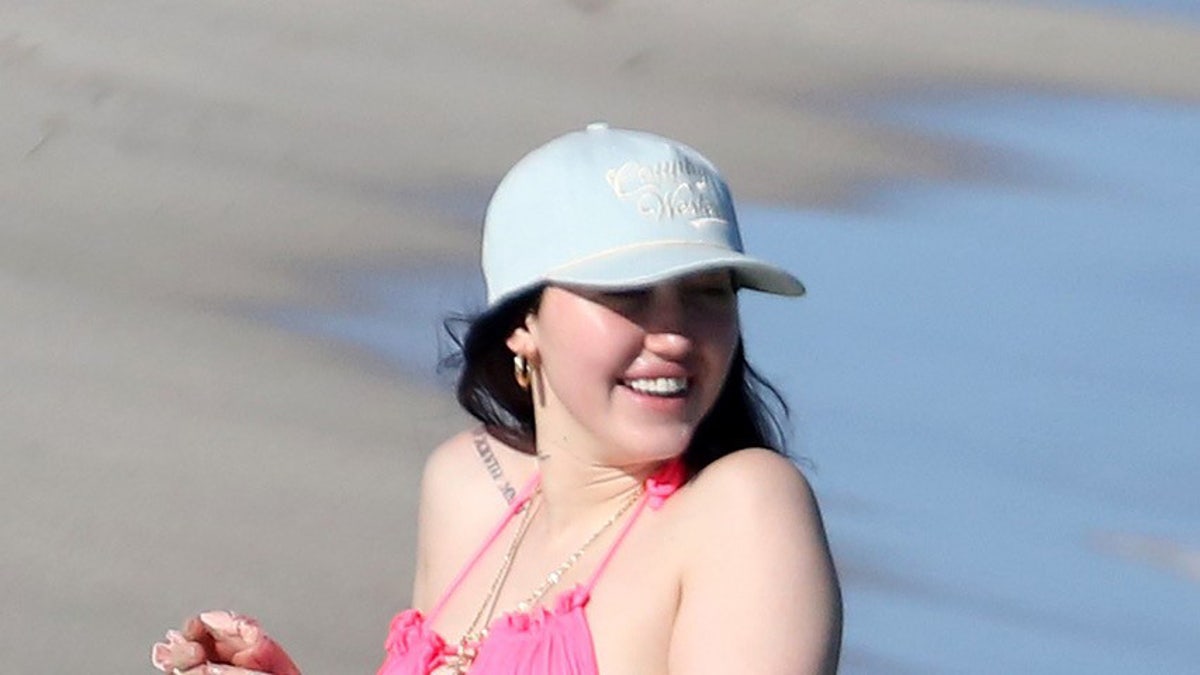 Noah Cyrus hits the beach in hot pink bikini ahead of sister