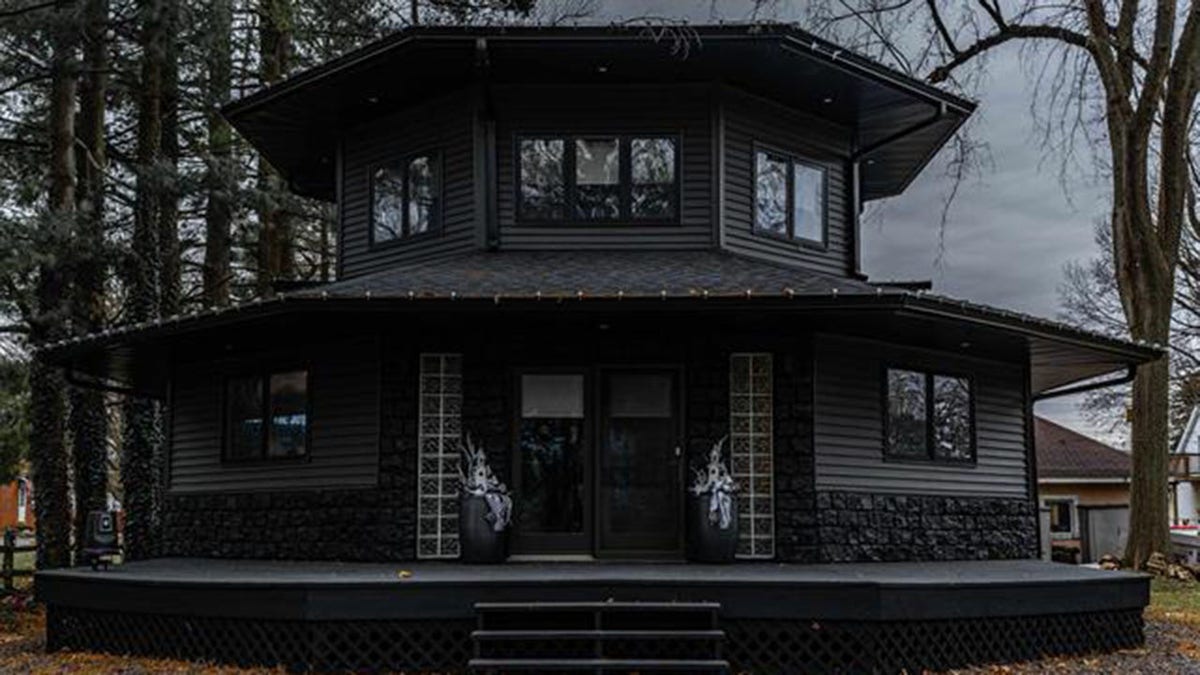 Lincoln Illinois goth house