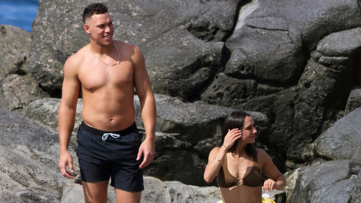 Yankees' Aaron Judge enjoys beach day with longtime girlfriend