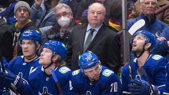 Boudreau's 1st game coaching Canucks is 4-0 win over Kings