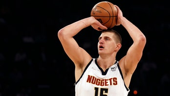Jokic gets 32 points in just 27 minutes, Nuggets rout Knicks