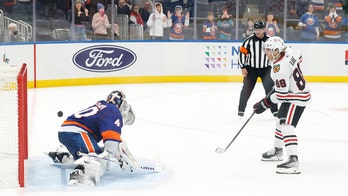 Blackhawks win 3-2 in SO; Islanders lose 11th straight game
