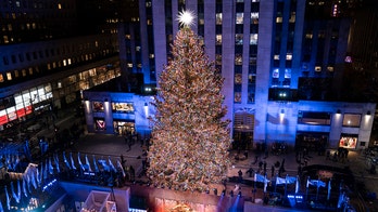 NYC police arrest five suspects for pickpocketing Rockefeller Center sightseers