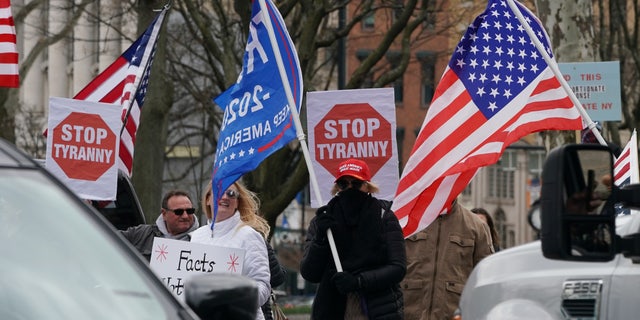 Des manifestants participent à l'opération Grid-Lock pour rouvrir New York pour protester contre les mesures de verrouillage à la suite de l'épidémie de maladie à coronavirus (COVID-19), au Capitole de l'État de New York à Albany, New York, États-Unis, le 22 avril 2020. 