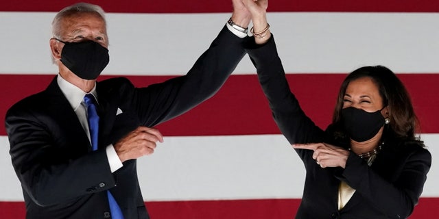 Democratic presidential candidate and former Vice President Joe Biden and U.S. Senator and Democratic candidate for Vice President Kamala Harris celebrate outside the Chase Center after Biden accepted the 2020 Democratic presidential nomination during the largely virtual 2020 民主国民大会, 在威尔明顿, 特拉华州, 我们。, 八月 20, 2020. REUTERS/Kevin Lamarque