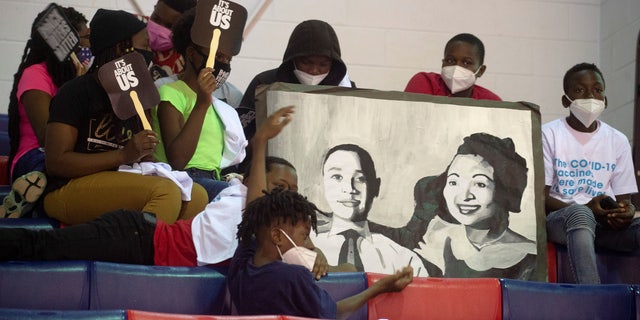 Children hold an illustration of Emmett Till and his mother, Mamie Till, during the launch of the Freedom Ride for Voting Rights Bus Tour on Juneteenth in Jackson, 密西西比州, 我们. 六月 19, 2021.   REUTERS/Eric J. 谢尔顿