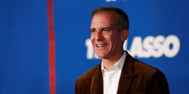 El alcalde de Los Ángeles, Eric Garcetti, asiste al estreno de la segunda temporada de la serie de televisión. "ted lasso" En Pacific Design Center en West Hollywood, California, 15 de julio de 2021.  