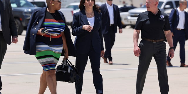 我们. Vice President Kamala Harris walks with spokesperson Symone Sanders, who is slated to depart at the end of the year, at El Paso International Airport in El Paso, 德州, 我们。, 六月 25, 2021. 路透社/伊夫林霍克斯坦