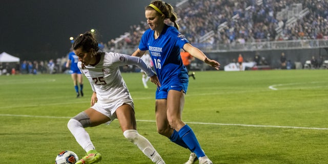 dic 6, 2021; Santa Clara, QUE, Estados Unidos; Florida State Seminoles midfielder Emily Madril (25) dribbles as Brigham Young University Cougars midfielder Kendell Petersen (16) defends during the first overtime period at Stevens Stadium. Mandatory Credit: John Hefti-USA TODAY Sports
