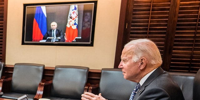 我ら. President Joe Biden holds virtual talks with Russia's President Vladimir Putin amid Western fears that Moscow plans to attack Ukraine, during a secure video call from the Situation Room at the White House in Washington, 我ら。, 12月 7, 2021. The White House/Handout via REUTERS.