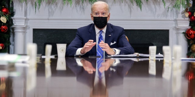 President Joe Biden meets with members of the COVID-19 Response Team at the White House on Dec. 16, 2021. (REUTERS/Evelyn Hockstein)