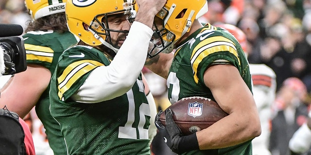 El mariscal de campo de los Green Bay Packers, Aaron Rodgers (12), celebra con el receptor abierto Allen Lazard (13) después de establecer el récord de franquicia de más touchdowns en el primer cuarto en el juego contra los Cleveland Browns en Lambeau Field.