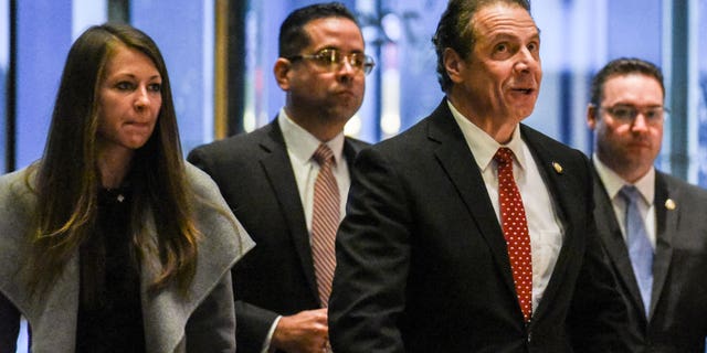 Andrew Cuomo, Governor of New York, arrives at Trump Tower with Melissa DeRosa in New York City, Amerikaanse. Januarie 18, 2017.