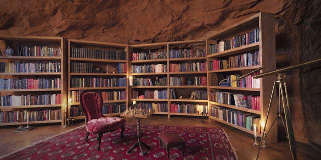 博士. Seuss Enterprises worked with vacation rental management company Vacasa to create a real-life version of the Grinch’s cave.
