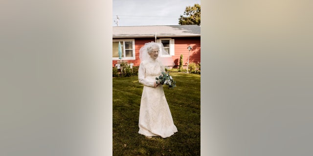 Hospice workers made sure Frankie even had a 1940s-style wedding dress for their 2021 celebration, since she didn’t have a proper wedding dress when she and Royce were married in 1944. Meanwhile, Royce wore his military uniform, just like their original wedding. (Courtesy of SWNS)