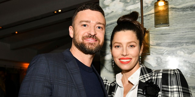Justin Timberlake and Jessica Biel teamed up for a couples ab workout.