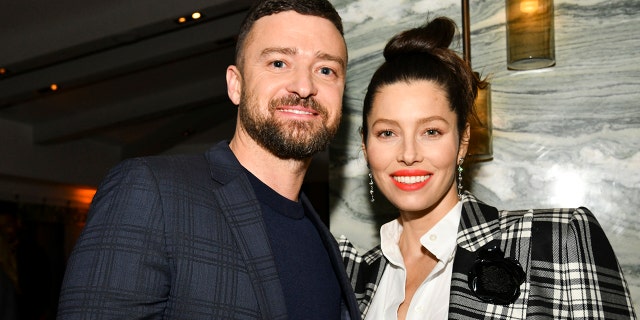 Justin Timberlake and Jessica Biel teamed up for a couples ab workout.
