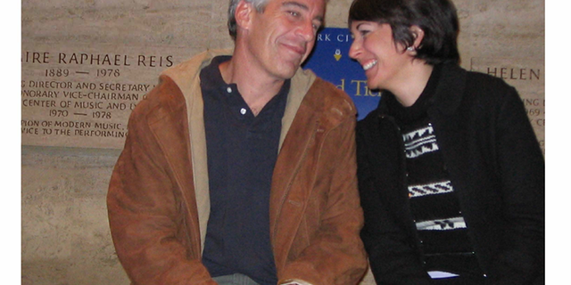 Jeffrey Epstein et Ghislaine Maxwell sur des photos d'exposition.