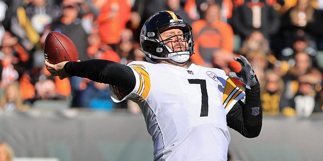 Pittsburgh Steelers quarterback Ben Roethlisberger (7) passes against the Cincinnati Bengals during the first half of an NFL football game, 일요일, 11 월. 28, 2021, 신시내티에서.
