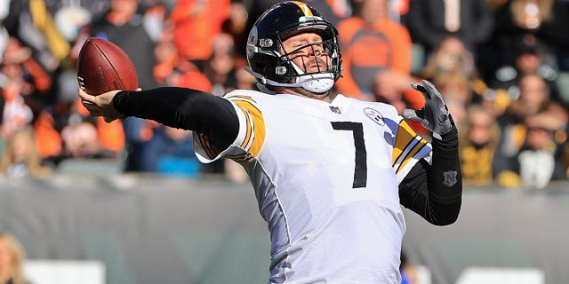 Pittsburgh Steelers quarterback Ben Roethlisberger (7) passes against the Cincinnati Bengals during the first half of an NFL football game, Sunday, Nov. 28, 2021, in Cincinnati.