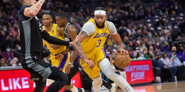 El centro de los Sacramento Kings, Alex Len, protege al delantero de Los Angeles Lakers, Anthony Davis (3), durante el primer cuarto de un juego en Sacramento, California, el 30 de noviembre de 2021. 