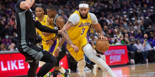 Sacramento Kings center Alex Len guards Los Angeles Lakers forward Anthony Davis (3) during the first quarter of a game in Sacramento, Calif., Nov. 30, 2021.